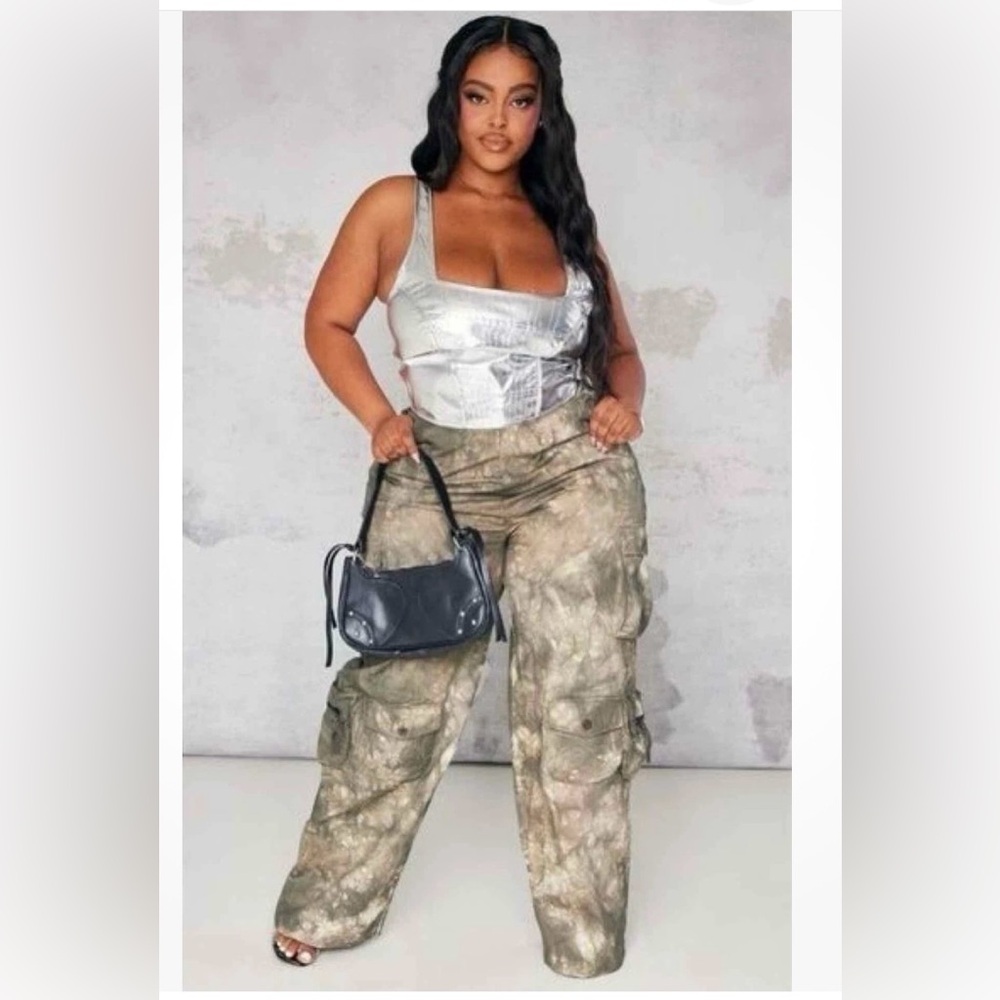 PrettyLittleThing Plus Camo Pocket Detail Cargo Trouser Khaki